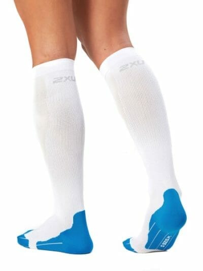 Fitness Mania - 2XU Womens Compression Run Socks - White/Vibrant Blue