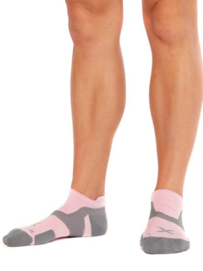 Fitness Mania - 2XU Vectr Cushion No Show - Unisex Running Socks - Dusty Pink/Grey
